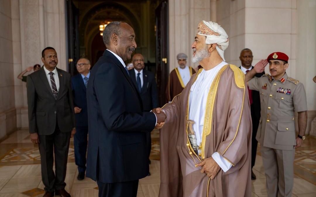 البرهان في مسقط: زيارة استراتيجية تُعيد رسم تحالفات السودان الخليجية