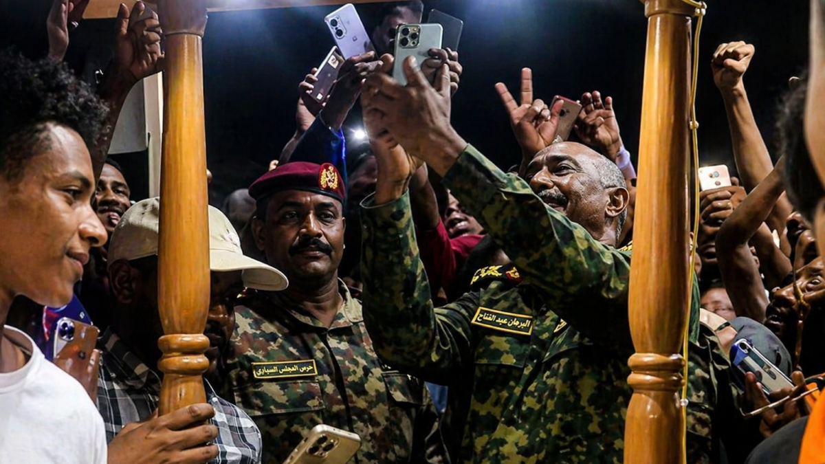 عاجل، رئيس مجلس السيادة السوداني يتجول بين المواطنين بشارع النيل في أم درمان