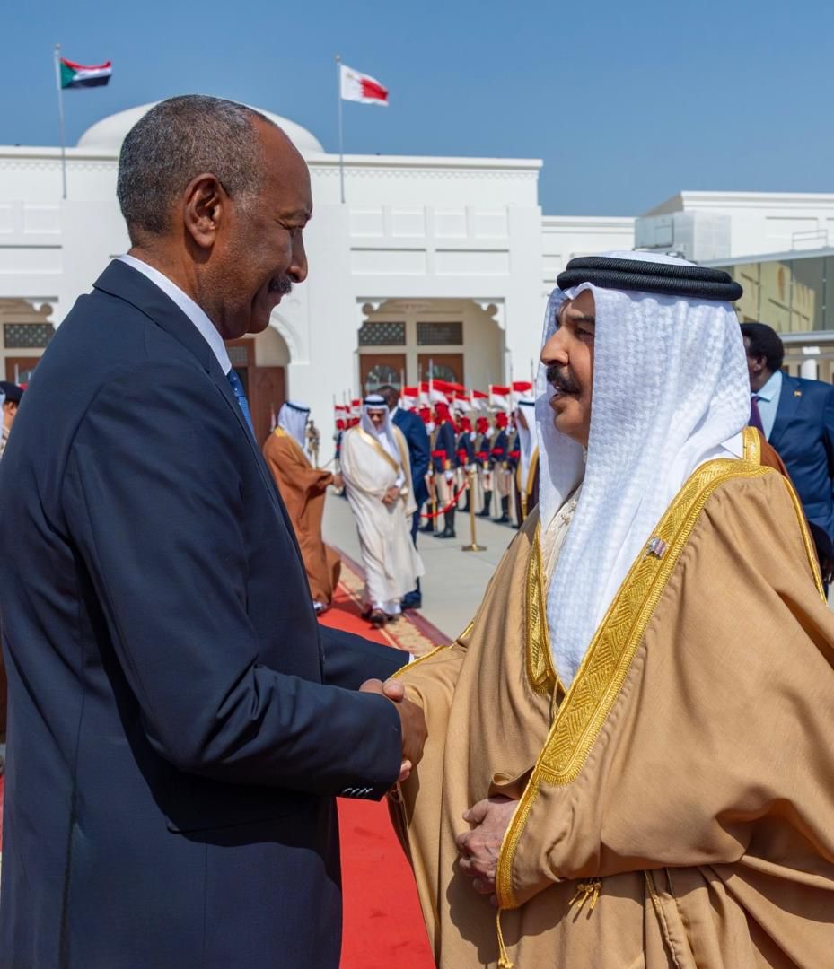 البرهان وملك البحرين في قمة ثنائية بقصر الصخير